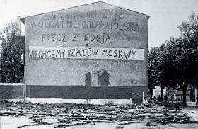 Mural z epoki (fotografia dokładniej nieopisana).