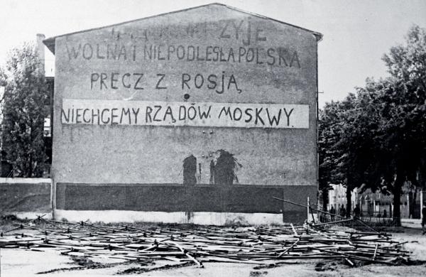 Mural z epoki (fotografia dokładniej nieopisana).