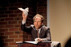 Tutaj natomiast Marcin Perchuć, odgrywający ekspresyjnego bohatera w sztuce „Ojciec Bóg”