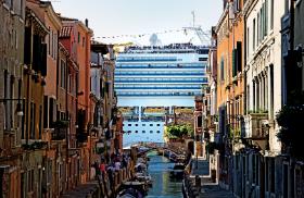 Wenecję odwiedza 30 mln turystów rocznie, z czego ok. 1,5 mln przypływa wycieczkowcami.