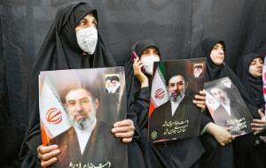 Demonstracja poparcia dla Modżtaby Chameneiego, Teheran, 9 marca. W górnym rogu jego portretu: Ruhollach Chomeini i Ali Chamenei.