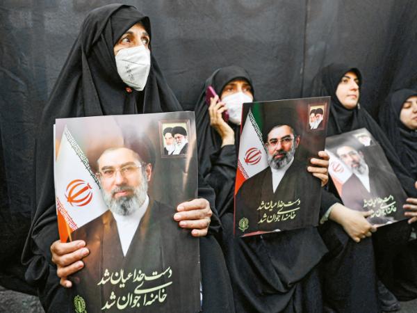 Demonstracja poparcia dla Modżtaby Chameneiego, Teheran, 9 marca. W górnym rogu jego portretu: Ruhollach Chomeini i Ali Chamenei.