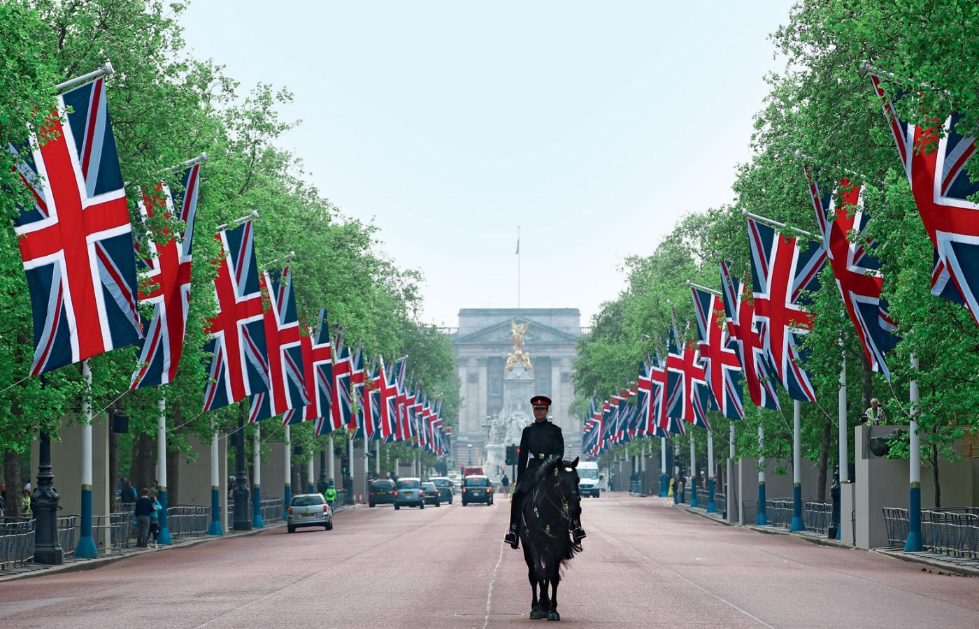 Odświętnie udekorowana ulica Pall Mall wiodąca do Pałacu Buckingham