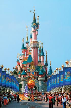 Disneyland Park we Francji odwiedza rocznie około 10 milionów turystów.