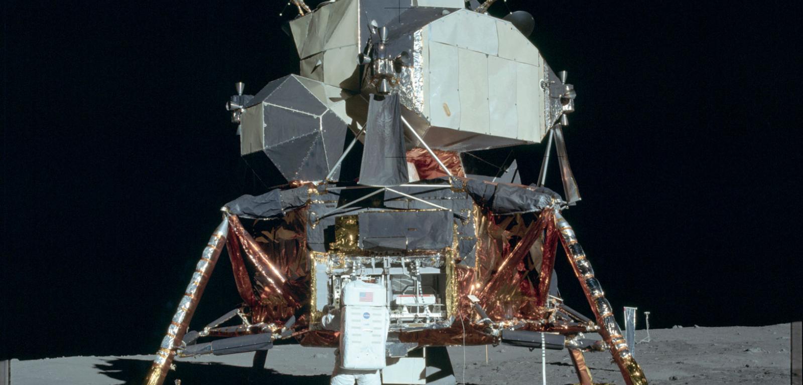 Buzz Aldrin na tle modułu księżycowego Eagle.
