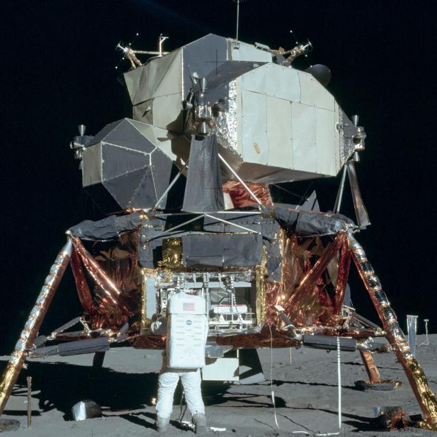 Buzz Aldrin na tle modułu księżycowego Eagle.