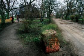 W ciągu jednej jesieni w 1949 r. gród na skraju wsi – wraz z kościołem, cmentarzem i księżym warzywniakiem – stał się dla mieszkańców Giecza przedmiotem dumy.