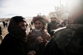 Starsi mężczyźni są w afgańskich wioskach otaczani szczególnym szacunkiem. To oni najczęściej rozmawiają z przybyszami.