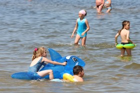 NADMUCHIWANE ZABAWKI wracają do łask każdego lata. Począwszy od samochodowej dętki, przez dwudziestowieczne gumowe „koła ratunkowe” dla dzieci, aż po dzisiejsze fantazyjne i kolorowe zwierzęta.