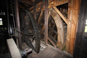 Maleniec koło Końskich, koło wodne i zamachowe w dawnej walcowni i gwoździarni