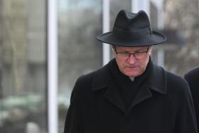 „Państwo zapewniło nas, że w sytuacji kryzysu będzie udostępnione parafiom zaplecze materialne w postaci generatorów prądu, zapasów wody, lekarstw czy środków higieny” – poinformował przewodniczący KEP, abp Tadeusz Wojda.