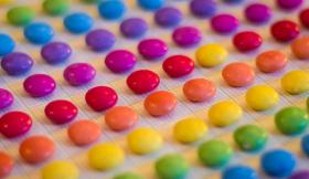 6. Czerwone słodkości. Słodkie przysmaki swój kolor zawdzięczają… owadom. Żeby uzyskać barwnik (kwas karminowy, czyli enzym E120), rozgniata się na przykład żuki.