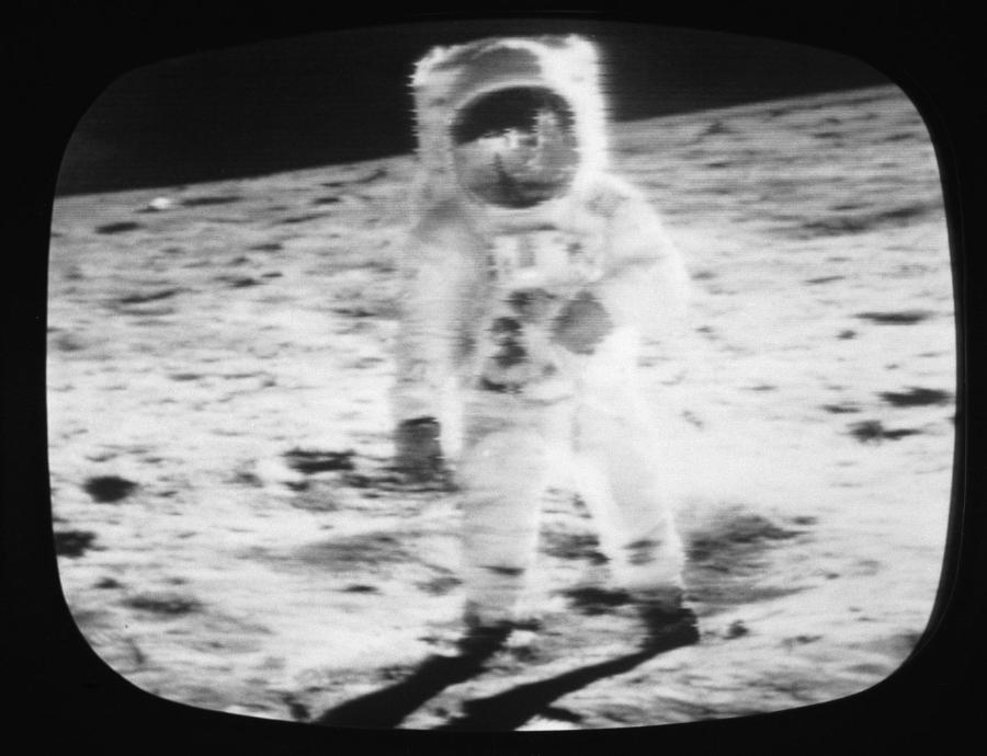 Telewizja upowszechniła się wystarczająco wcześnie, aby transmitować lądowanie człowieka na Księżycu.