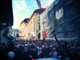 Tłum przed Starym Teatrem w Krakowie. Widzowie potrzebowali asysty policjantów.