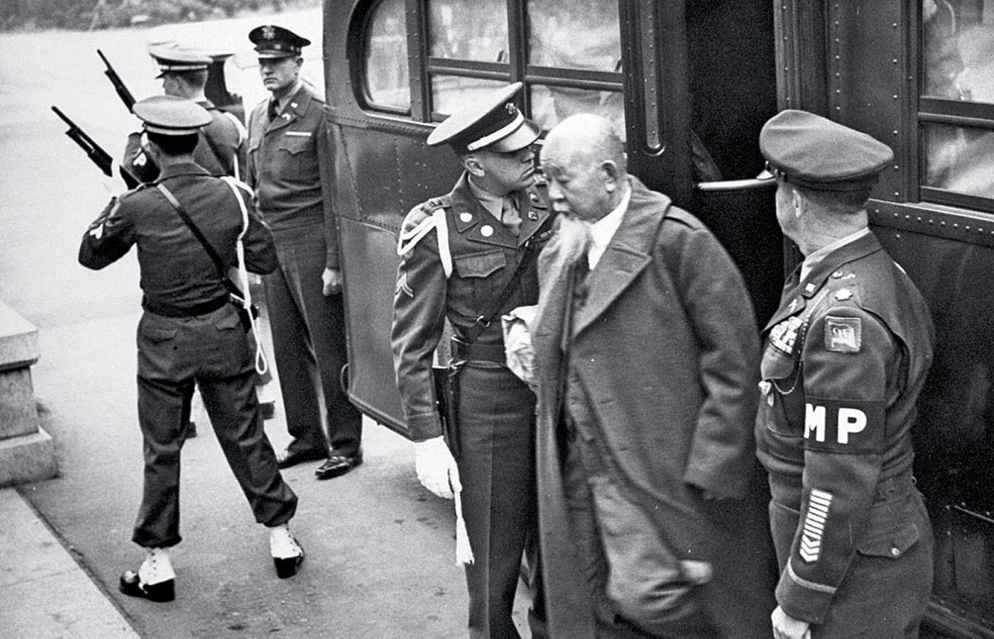 Oskarżony gen. Sadao Araki (w latach 1939–40 starszy radca rządowy) w drodze na rozprawę, Tokio, 1 listopada 1948 r. Uznany za winnego i skazany na dożywotnie więzienie. Zwolniony w 1955 r.