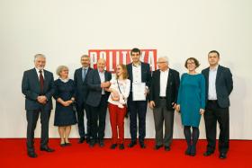 Obowiązkowe zdjęcie na scenie dr. Piotra Wcisłego z jego gośćmi i jurorem prof. Janem Madeyem