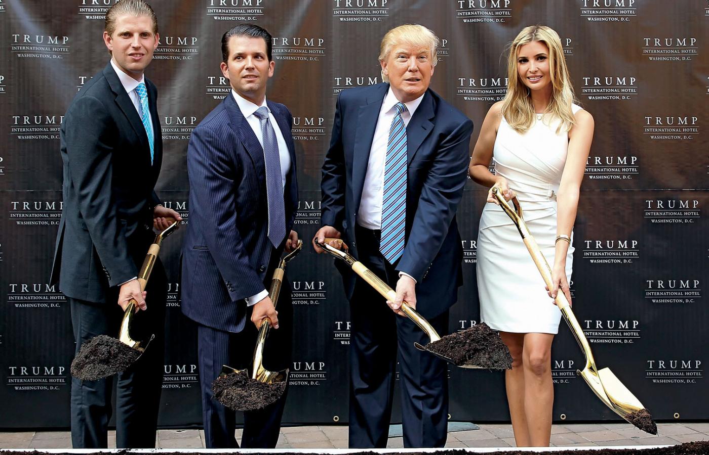 Donald Trump z synami Erikiem i Donaldem juniorem oraz córką Ivanką na uroczystym ogłoszeniu rozpoczęcia budowy ich hotelu w Waszyngtonie.
