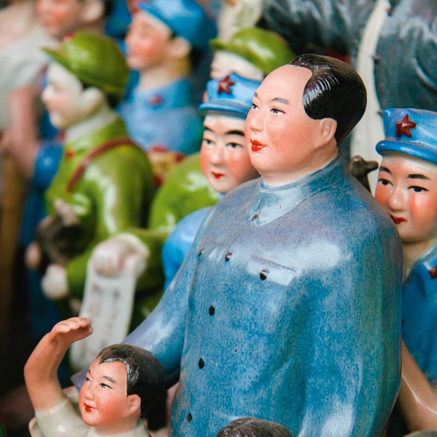 Mao nie kojarzy się współczesnym Chińczykom ze zbrodniarzem, dlatego figurki z jego podobizną na straganach nikogo nie szokują.