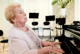 Najbliższa jest jej muzyka romantyczna, którą gra z klasyczną prostotą, uwydatniającą jednak emocje.