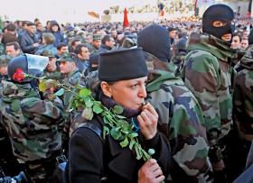 Gruzińska rewolucja róż jesienią 2003 r. odwołała się do hasła Zwiada Gamsachurdii, pierwszego prezydenta niepodległej Gruzji, o ciskaniu we wrogów nie kul, lecz róż.