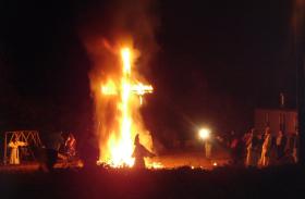 Palenie krzyża. Spotkanie Ku Klux Klanu. Listopad 2005 r.