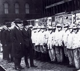 Chicago, 1918 r., urzędnicy miejscy i ekipa sprzątająca ulice miasta. Maski z gazy miały chronić przed zakażeniem.
