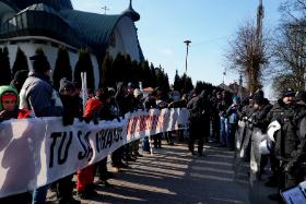 Kontrdemonstrantów od ulicy, którą miał przejść marsz narodowców, oddzielał kordon policyjny.