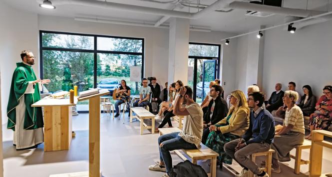 Msza w nanokościele na osiedlu Łacina. Celebruje ksiądz Radosław Rakowski.