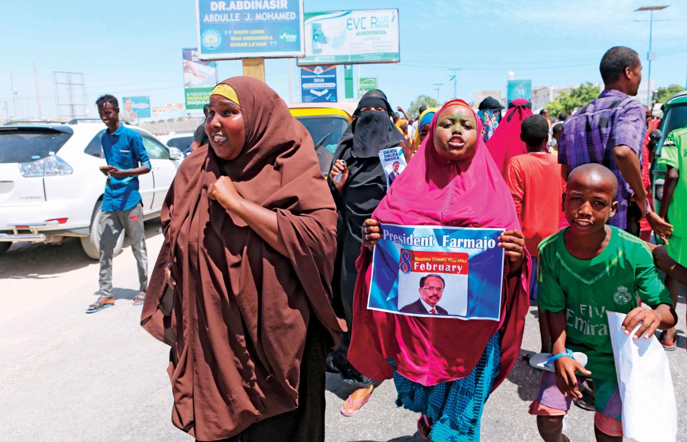 Somalijki wspierające nowego prezydenta Mohameda Abdullahi świętują jego zwycięstwo w Mogadiszu.