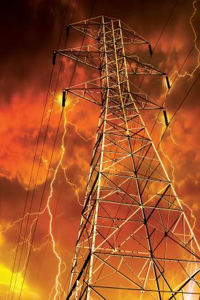 Polski system elektroenergetyczny ledwo wiąże koniec z końcem. Wypadnięcie jednej dużej elektrowni powoduje dramatyczne perturbacje i grozi blackoutem.