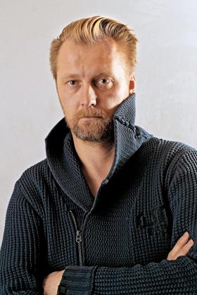 Bartosz Dziedzic (ur. 1975 r.) – grał w zespole Rotary, pracował w studiu jako inżynier dżwięku. W tym zakresie współpracował z Lechem Janerką przy płytach „Fiu Fiu” oraz „Plagiaty”. Jako producent zabłysnął „Grandą” Moniki Brodki.