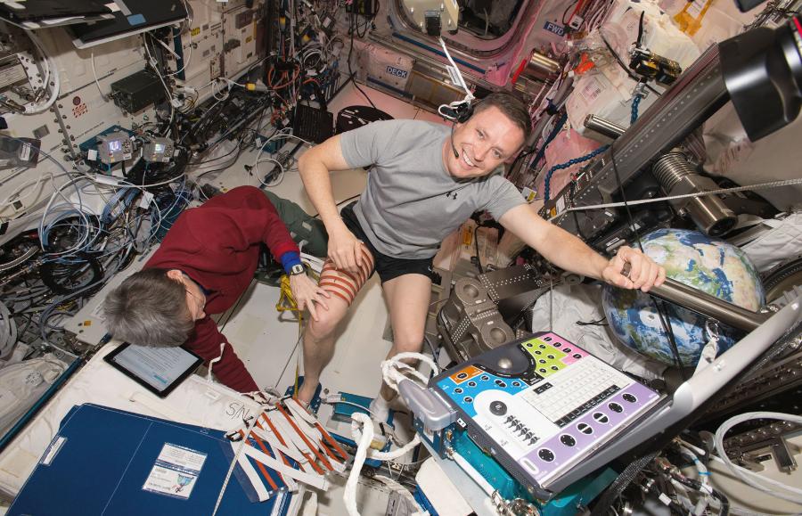 Przygotowanie astronauty Jacka Fischera do badań ultrasonograficznych.