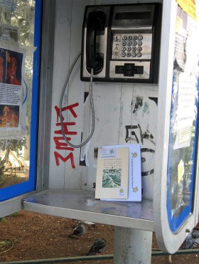 By nie było wątpliwości co do właśności znalezionych książek, ”uwolnione” egzemplarze są zwykle oznaczone specjalną naklejką z logo bookcrossingu.