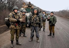 Żołnierze ukraińscy przygotowujący się do odwrotu z okolic Debelcewe, luty 2015 r.