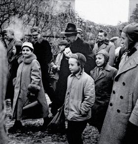 Władysław Gomułka (w kapeluszu) wraz z żoną Zofią (po lewej) wraca do domu po głosowaniu w wyborach do Sejmu, styczeń 1957 r.