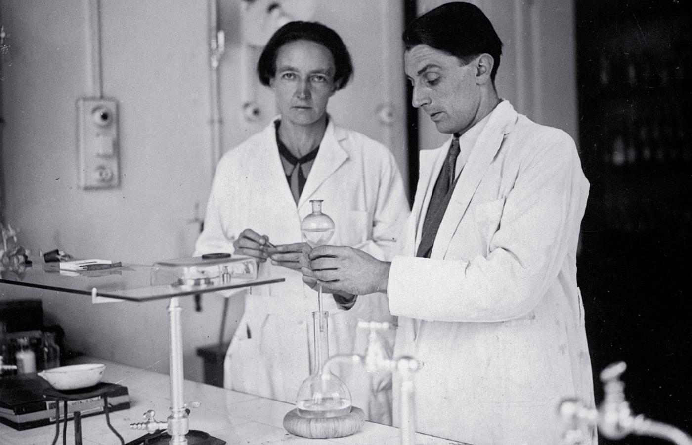 Córka Marii Skłodowskiej-Curie Irena z mężem Fryderykiem w laboratorium Instytutu Curie w Paryżu.