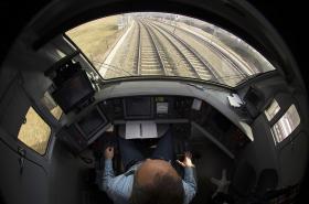 „Związkowcy alarmują, że od czasu likwidacji szkół kolejowych brak jest jednolitego systemu szkolenia adeptów do zawodu i wymogów, jakie muszą spełnić, zanim wyruszą na szlak”.