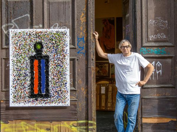 Andrzej Fogtt  przed swoją pracownią  na warszawskiej Pradze.  Na jej drzwiach specjalnie  dla nas wyeksponował obraz  „Przestrzeń energetyczna” z 1993 roku.