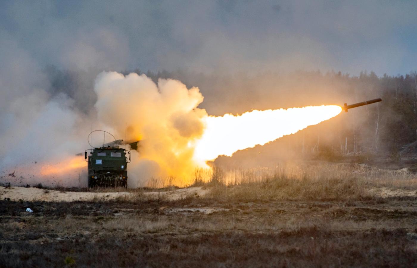 7 marca 2019 r. Ćwiczenia na poligonie w Łotwie. Amerykańscy żołnierze wystrzeliwują rakiety z wyrzutni HIMARS.