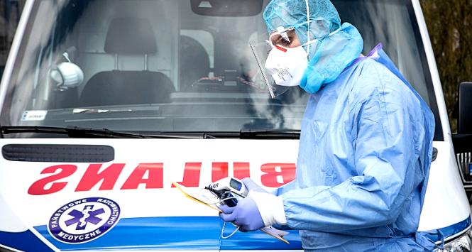 Do szpitala mogą jechać tylko pacjenci z nasilonymi objawami zakażenia koronawirusem.