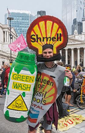 Protest organizacji Extinction Rebellion przeciwko firmom dopuszczającym się oszustw w kwestii swej neutralności klimatycznej.