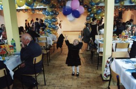 Częścią przemysłu ślubnego są dziś domy ślubów. Jest gdzie się bawić. Ich parkiety muszą wiele wytrzymać.