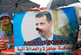 Protest antyrządowy jeszcze w 2008 r. Na fot: plakat z Baszarem Asadem i podpisem: „sprawiedliwość nadchodzi”. Czy dzisiaj rzeczywiście przyszedł jej czas?
