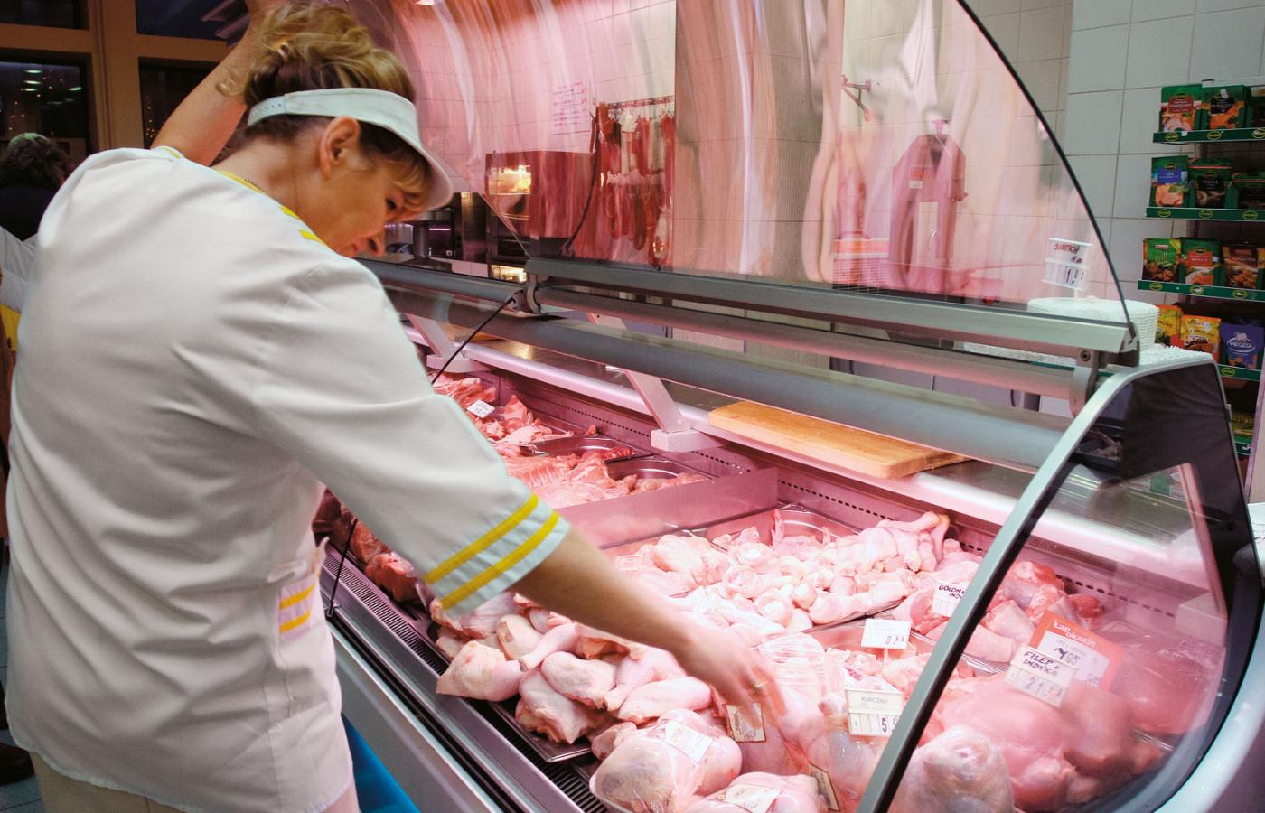 Selekcja genetyczna kurcząt oraz choroby mięśni mają wpływ na jakość mięsa w sklepach.