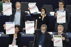 Eurodeputowani protestują przeciwko węgierskiej ustawie krępującej wolność mediów.