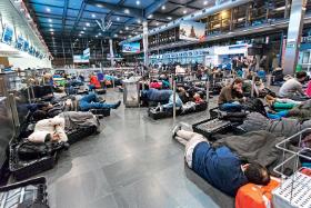 Lotnisko Charleroi pod Brukselą. Tłumy pasażerów odwołanych lotów Wizz Air i Ryanair zaległy na podłodze w hali odlotów. I takie obrazki będą coraz częstsze.