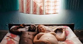 Kadr z filmu „Raj: miłość” Ulricha Seidla. Kobieca sexturystyka dotarła także do Polski i są już pierwsze skutki...