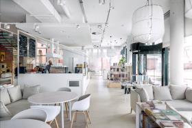 Sztuka Wyboru, Gdańsk, ul. Słowackiego 191. Dlaczego warto prowadzić księgarnię kameralną?Ponieważ od lat związani jesteśmy z rynkiem wydawniczym i księgarskim w Polsce, uważamy, że dobre księgarnie niezależne przeżywają renesans i do nich należy przyszłość. Ważne jest, aby księgarnia posiadała dobrze wyselekcjonowaną ofertę, zatrudniała ludzi, którzy znają się na książkach i kochają je, a także prowadziła rozsądną politykę cenową. Istotnym atutem niezależnych księgarń jest dodatkowa oferta i nieskrępowana atmosfera. Możliwość czytania książek, obcowania ze sztuką i wzornictwem, odpowiednia muzyka w tle, oferta gastronomiczna, a także możliwość organizacji spotkań autorskich. Wierzymy, że w każdym większym mieście jest miejsce na niezależne księgarnie, stąd decyzja o otworzeniu Sztuki Wyboru w Gdańsku.2. Skąd pomysł na taką, a nie inną nazwę księgarni?Sztuka Wyboru to wielowymiarowy koncept. To połączenie księgarni z kawiarnią, sklepem z polskim wzornictwem i galerią sztuki. To miejsce, w którym organizowane są spotkania autorskie, wystawy, warsztaty i szkolenia. Przychodząc do Sztuki Wyboru, klient otrzymuje szeroki wachlarz propozycji, ale wyboru musi dokonać sam, a ponieważ miejsce miało być i jest kojarzone ze sztuką, powstała Sztuka Wyboru. To jak z książkami w naszej księgarni.  Często słyszymy od gości, że oferta księgarska jest tak atrakcyjna i bogata, że trudno im dokonać wyboru... cóż, prawdziwa Sztuka Wyboru... :) — Magdalena Kalisz.