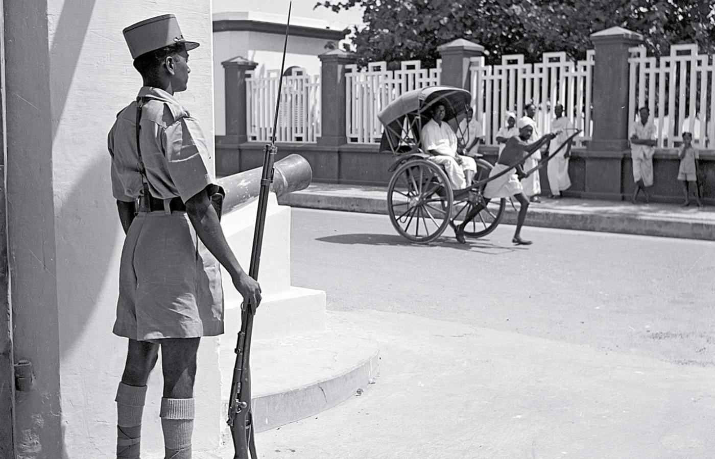 Strażnik przed budynkiem władz w Pondicherry (ob. Puducherry, Indie), ok. 1950 r.