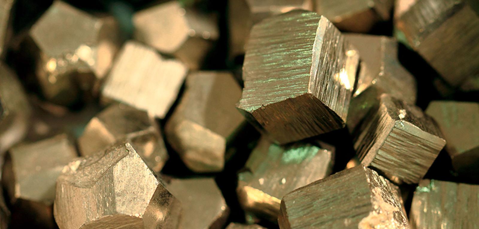 Prawie wszyst­kim głównym złożom metali na świecie towarzyszy ­piryt (na zdj.) lub jego odmiana markasyt.